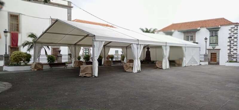 Carpa instalada en la plaza de San Juan para la Feria del Libro/TA.